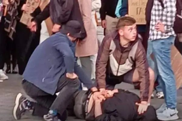 У Львові біля пам’ятника Шевченку затримали нападника з ножем на мітингу за Федорова