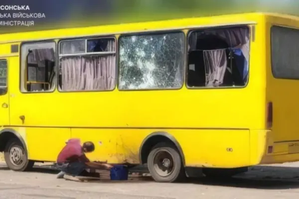 У Херсоні окружна прокуратура кваліфікувала удар дрона по маршрутці як воєнний злочин