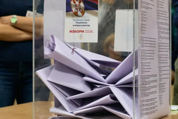У Сербії проходять дострокові парламентські вибори на тлі протестів