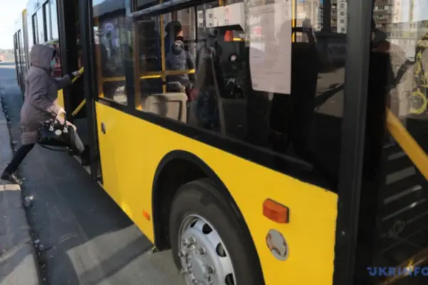 Хто повідомив про зупинку транспорту в Києві та що відомо