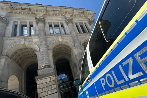 Spiegel: сутичка двох співробітників «АдН» під інсталяцією в будівлі біля Бундестагу